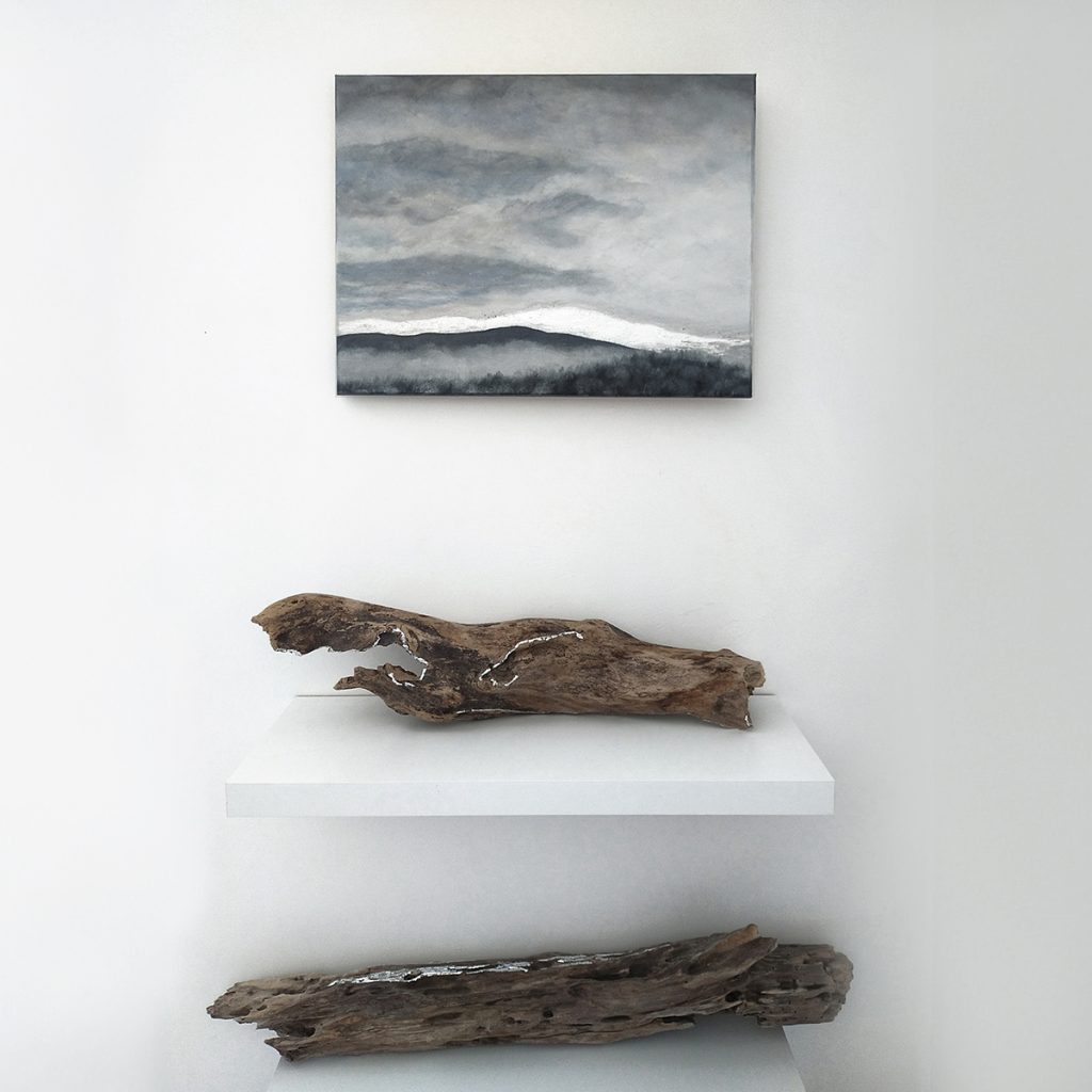 Œuvre Entre Ciel & Terre représentant un paysage contemporain dans un intérieur