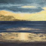 Peinture contemporaine représentant la mer au coucher du soleil dans des tons dorés et bleus