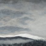 Peinture contemporaine représentant un paysage de montagne dans des tons gris et argentés