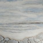 Peinture contemporaine représentant un paysage rocheux dans des tons gris et bleutés